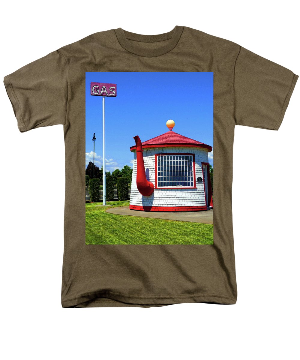 Historic Teapot Dome Service Station - Men's T-Shirt (Regular Fit) - Fry1Productions