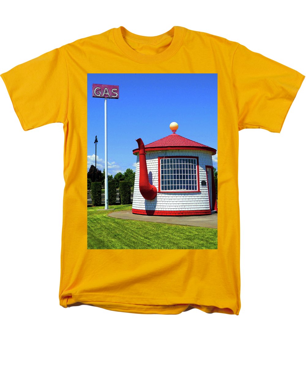Historic Teapot Dome Service Station - Men's T-Shirt (Regular Fit) - Fry1Productions