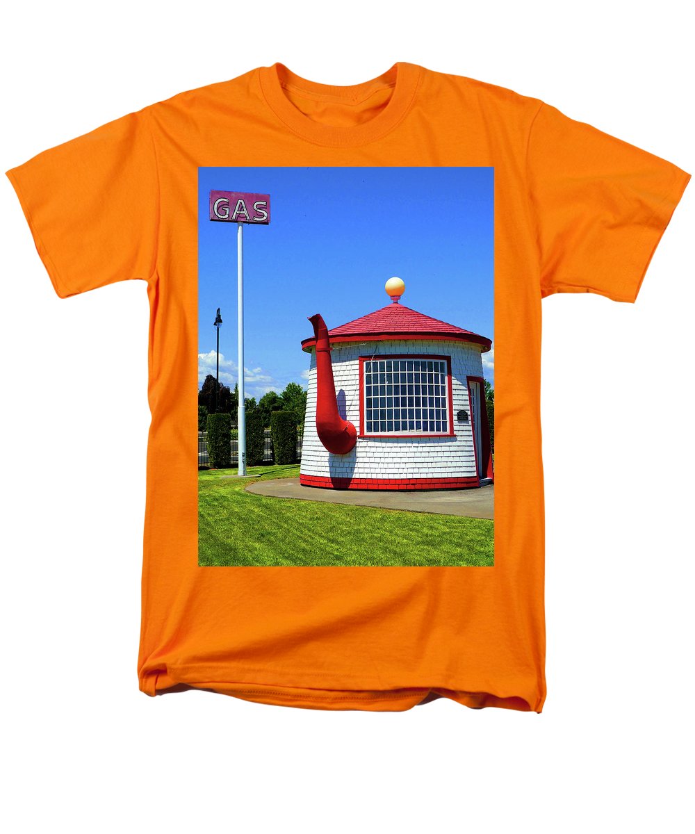 Historic Teapot Dome Service Station - Men's T-Shirt (Regular Fit) - Fry1Productions