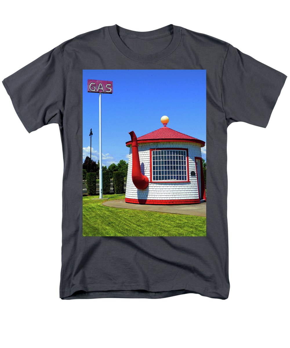 Historic Teapot Dome Service Station - Men's T-Shirt (Regular Fit) - Fry1Productions