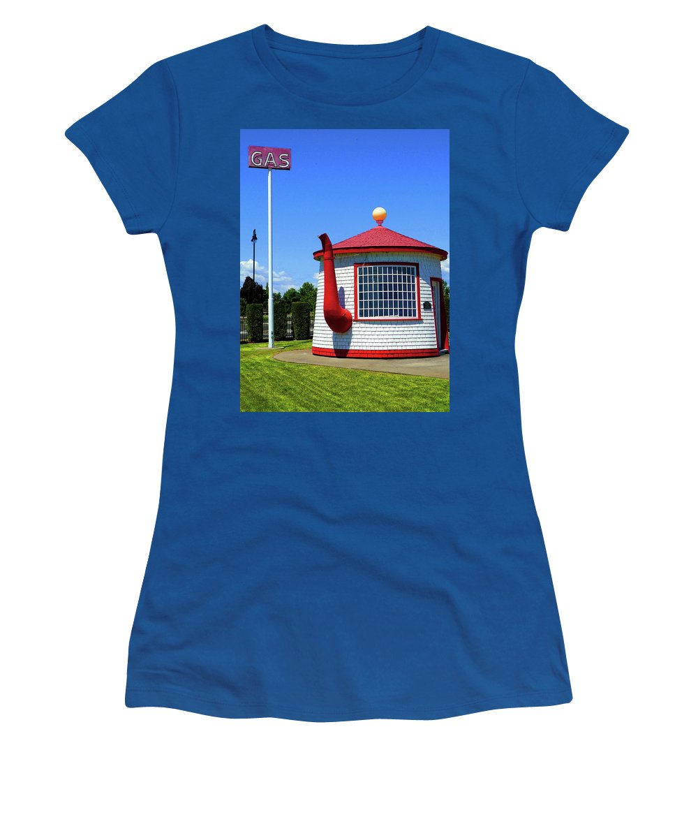 Historic Teapot Dome Service Station - Women's T-Shirt - Fry1Productions