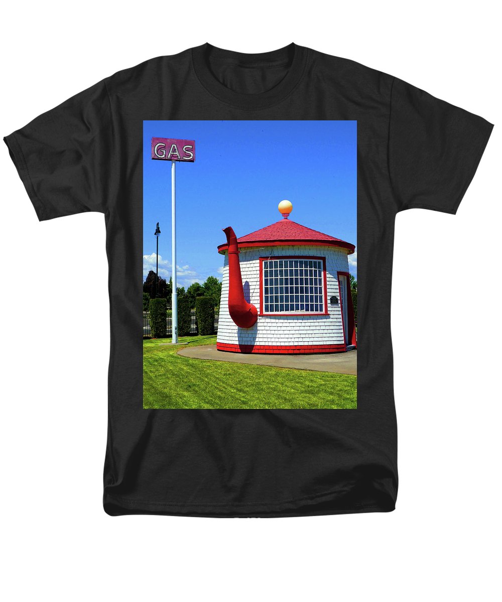 Historic Teapot Dome Service Station - Men's T-Shirt (Regular Fit) - Fry1Productions