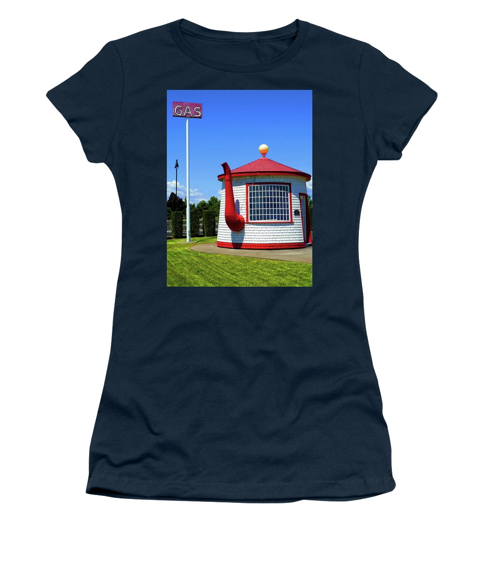 Historic Teapot Dome Service Station - Women's T-Shirt - Fry1Productions